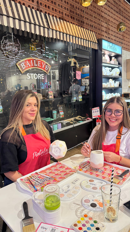 Personas pintando cerámica en la experiencia Pinta tu Cerámica de Pintala Cuadros en Bogotá