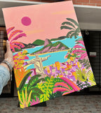 Lienzo pintado a mano con paisaje colorido de Brasil, incluye Cristo Redentor, montañas y vegetación vibrante bajo un cielo.