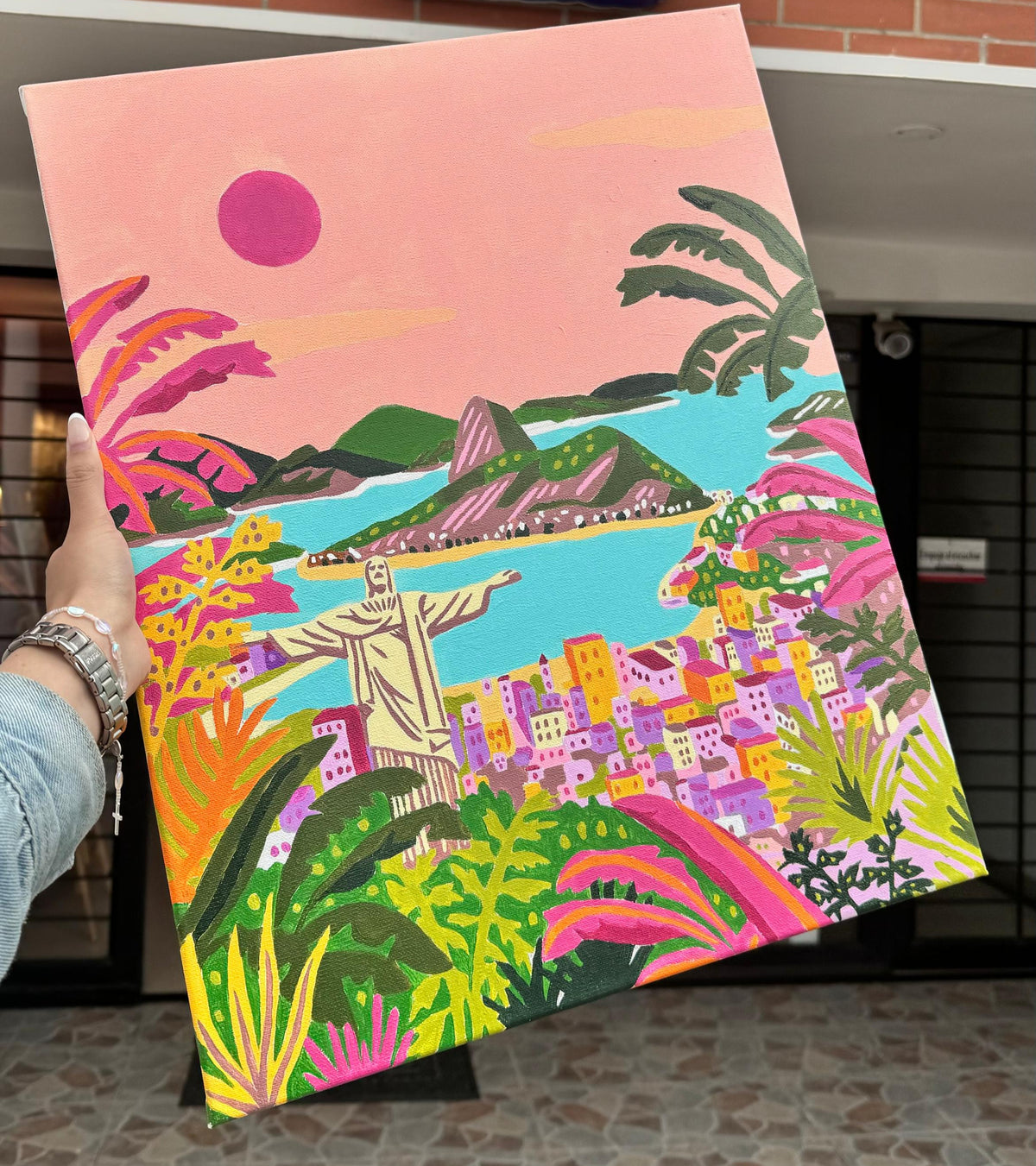 Lienzo pintado a mano con paisaje colorido de Brasil, incluye Cristo Redentor, montañas y vegetación vibrante bajo un cielo.