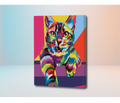 Gato colorido estilo pop art con fondo geométrico en tonos rosa, azul y naranja.