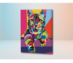 Gato colorido estilo pop art con fondo geométrico en tonos rosa, azul y naranja.