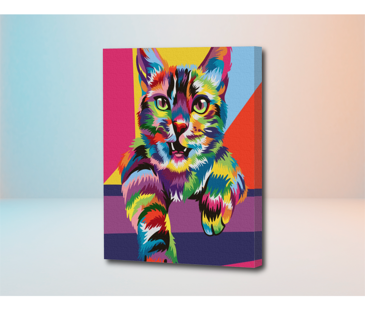 Gato colorido estilo pop art con fondo geométrico en tonos rosa, azul y naranja.