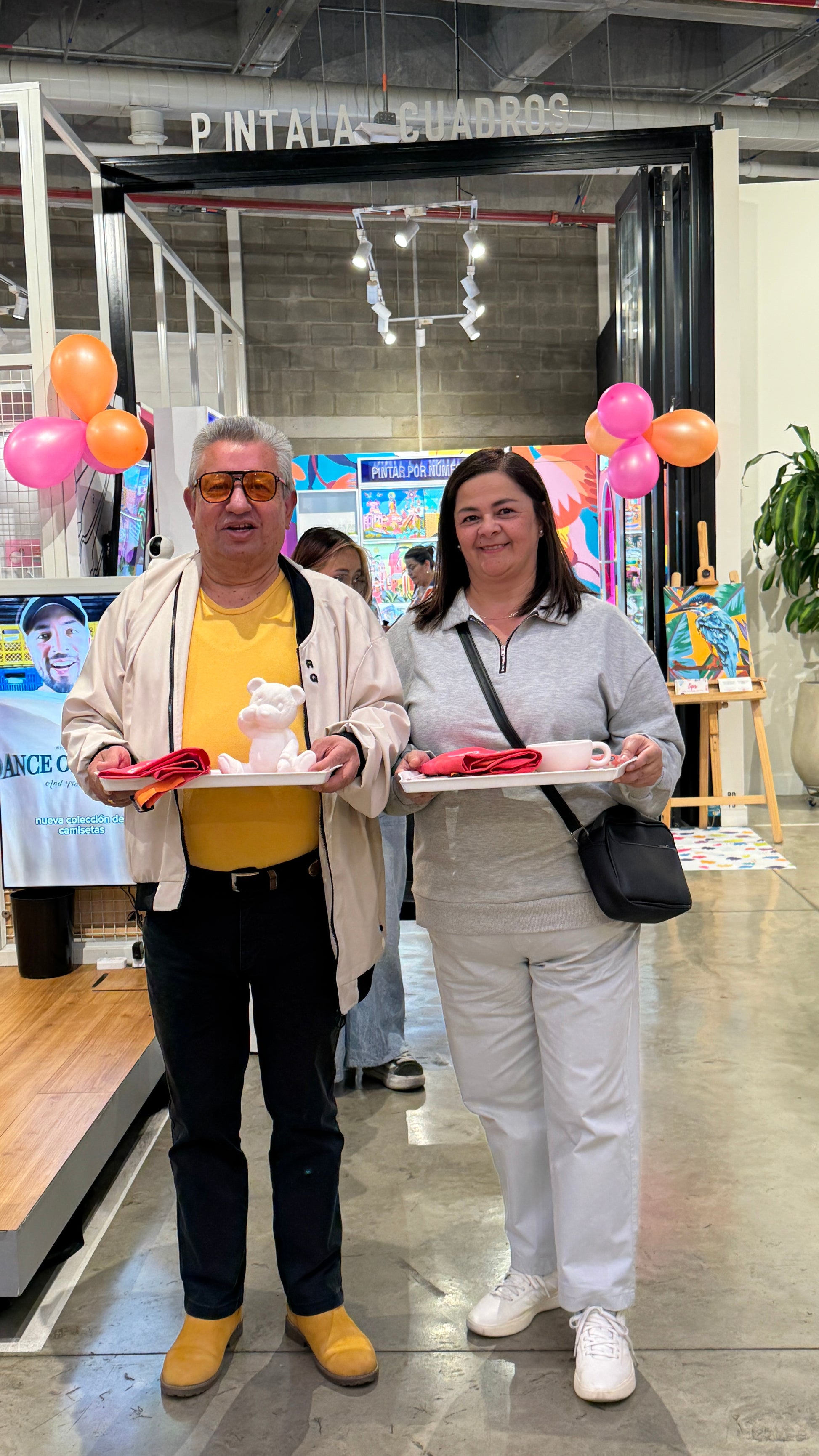 Clientes pintando en cerámica en la experiencia  de Pintala Cuadros en Bogotá