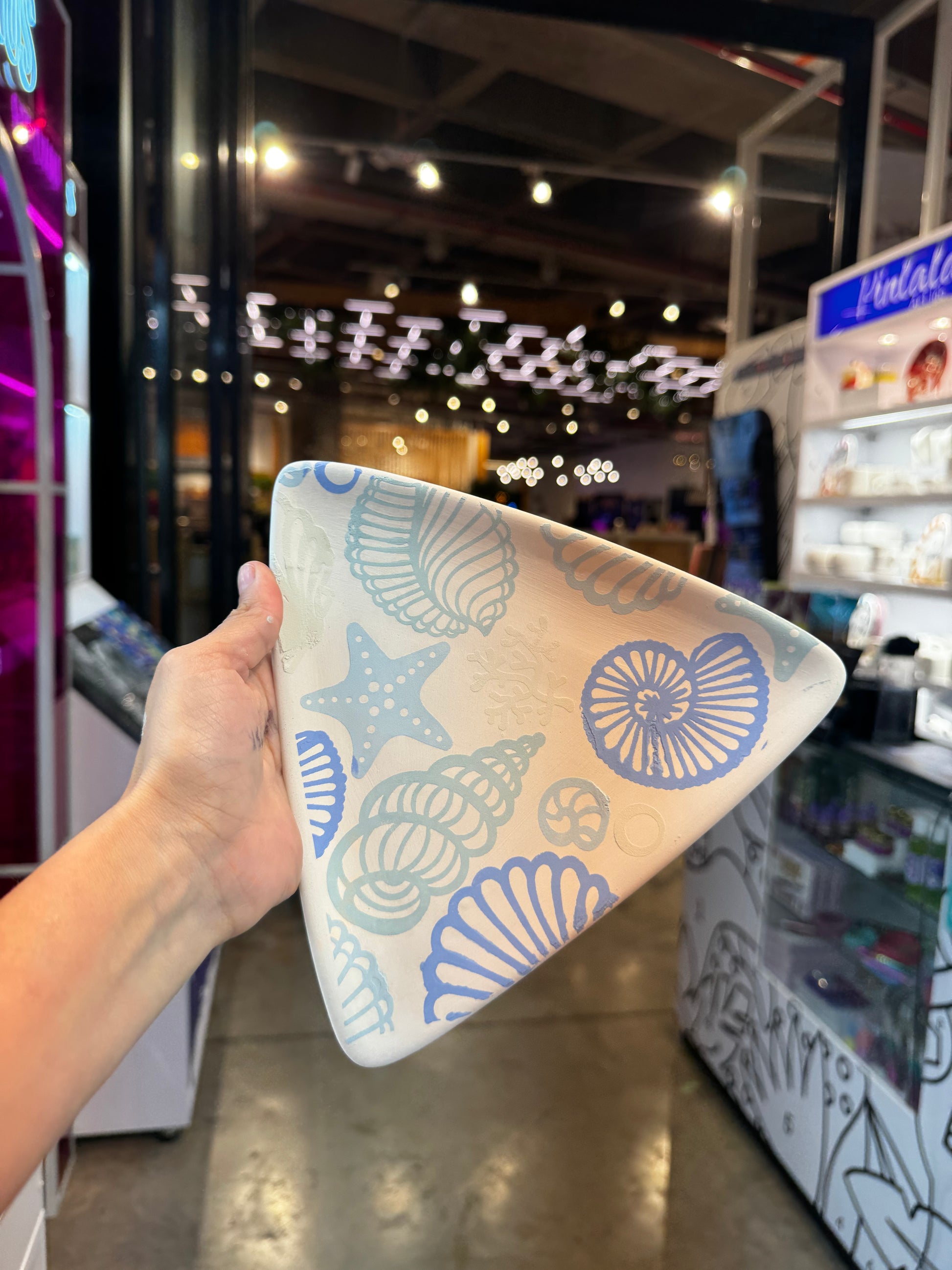 plato pintado a mano en la experiencia de pintar cerámica en Bogotá de Pintala Cuadros