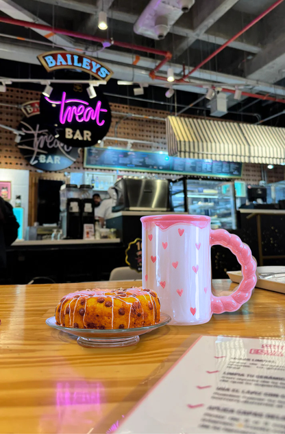 Taza pintada en la experiencia de pintar cerámica de Pintala Cuadros en Parque La Colina Bogotá