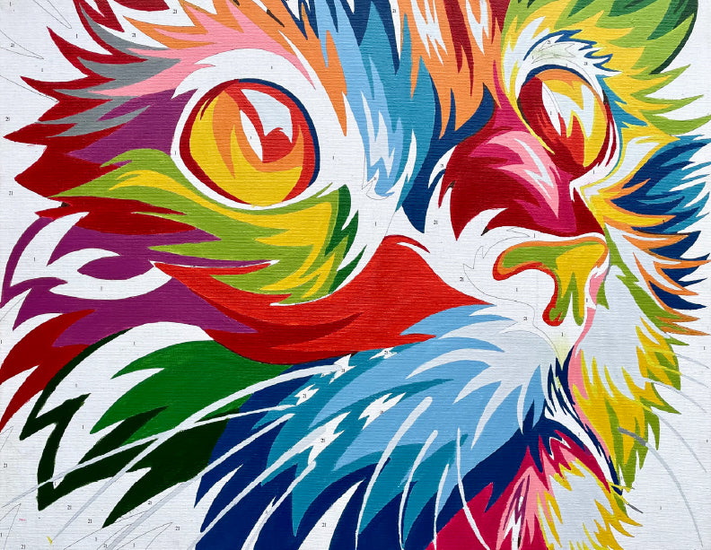 Gato multicolor con ojos amarillos en pintura por números estilo abstracto.