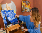 Kit de pintura por números Noche Estrellada Van Gogh con pincel y colores vibrantes en caballete de madera.