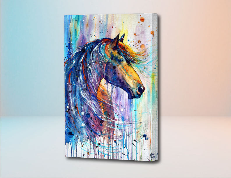 Cuadro pintado de caballo con colores vivos y técnicas de salpicado sobre fondo claro.